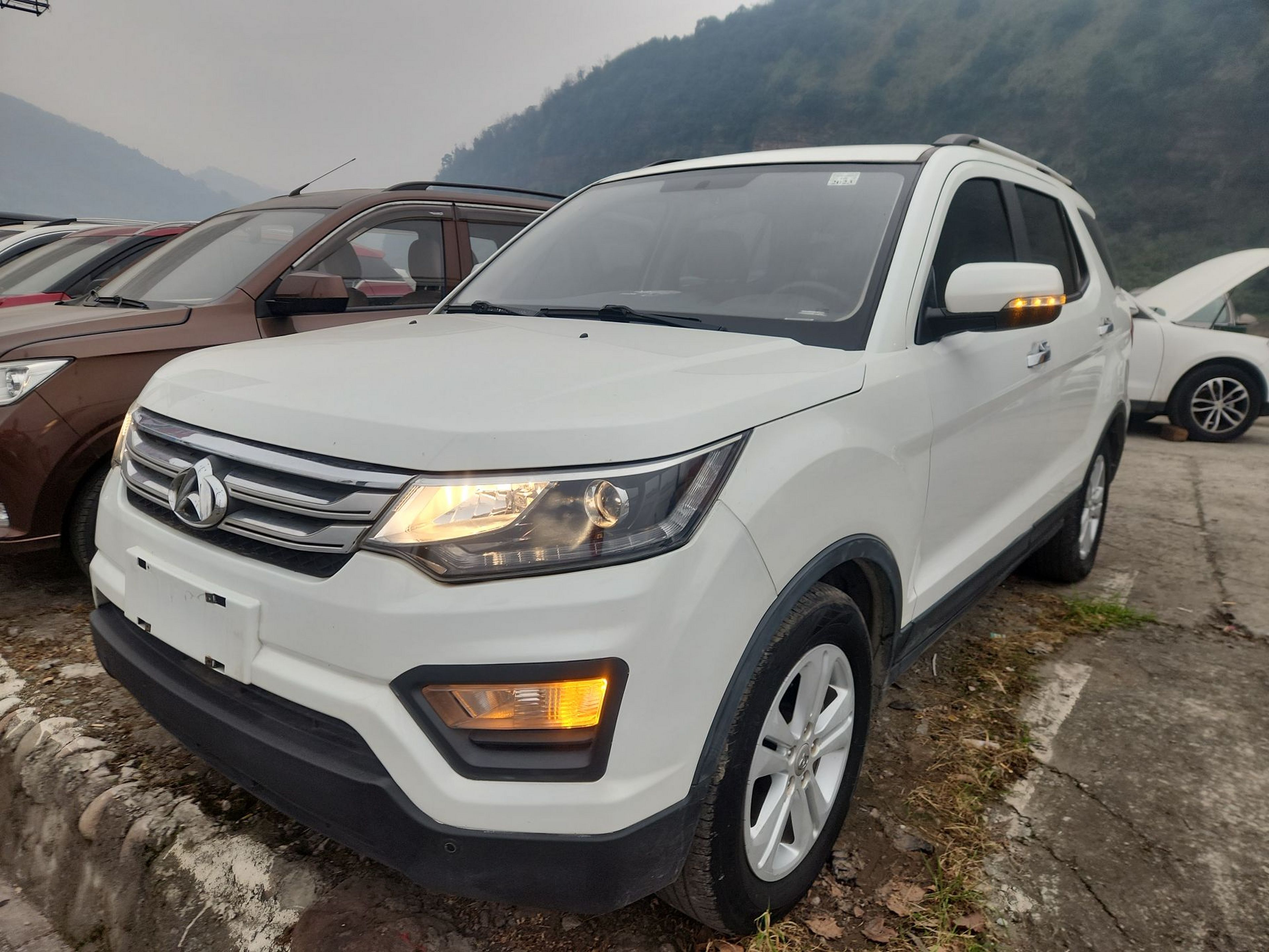 Под передней частью автомобиля
