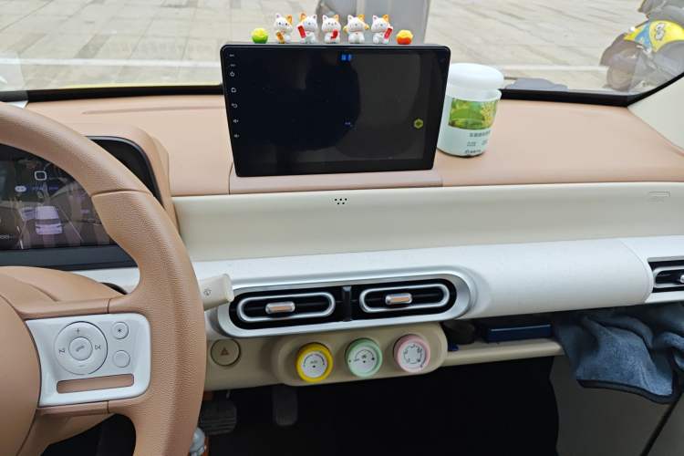 Used Wuling Hongguang MINIEV 2024 3rd Generation 215km Youth Edition Audio And AC Panel