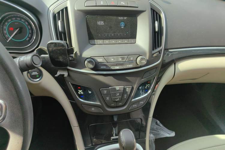 Used Buick Regal 2015 2.0L Elite Fashion Edition Audio And AC Panel