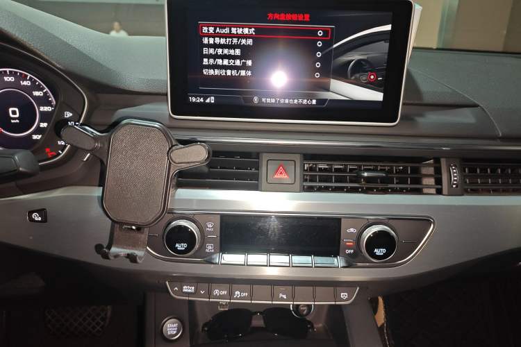 Used Audi A4L 2018 30th Anniversary Edition 40 TFSI Fashion Model Audio And AC Panel