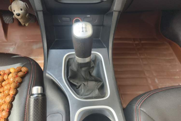 Used Bestune B50 2016 1.6L manual Comfort trim level Gear Lever