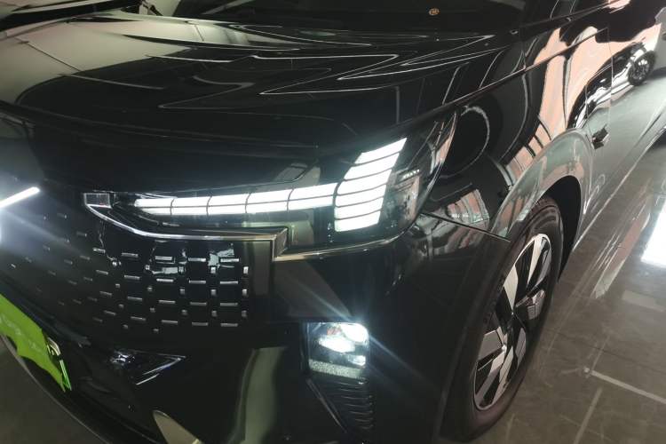 Used Volvo EM90 2025 Ultra Six-Seater Left Front Headlight