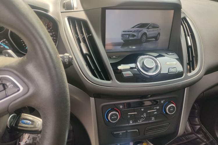 Used Ford Kuga 2017 EcoBoost 180 Two-Wheel-Drive Platinum Edition Audio And AC Panel