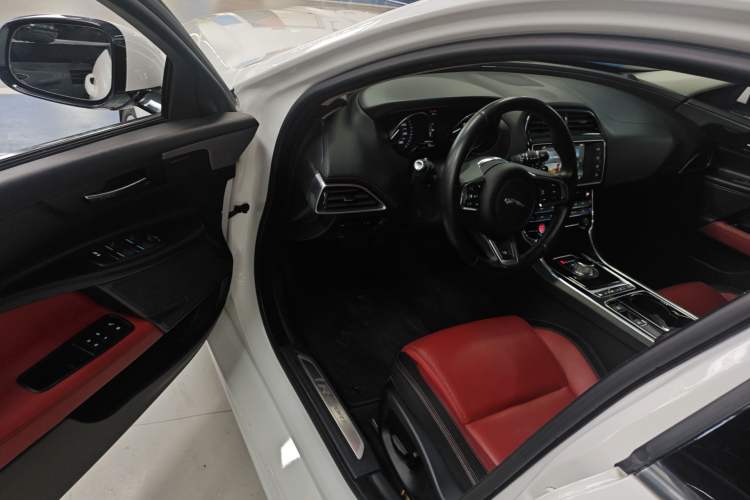 Used Jaguar XE 2015 2.0T 240 PS R-Sport
