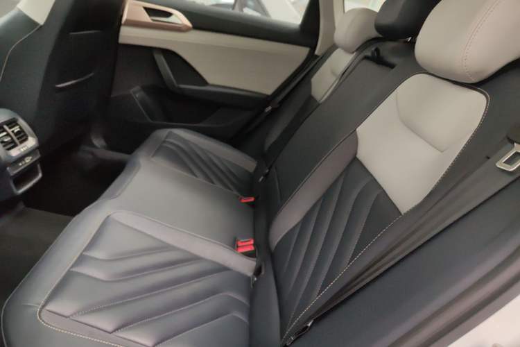 Used Volkswagen Tharu 2023 300TSI Two-Wheel-Drive Moonlight Edition Left Rear Seat