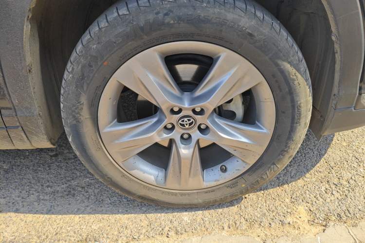 Used Toyota Highlander 2018 2.0T Four-Wheel Drive Luxury Version 7 Seats China VI Standard Right Front Wheel Hub