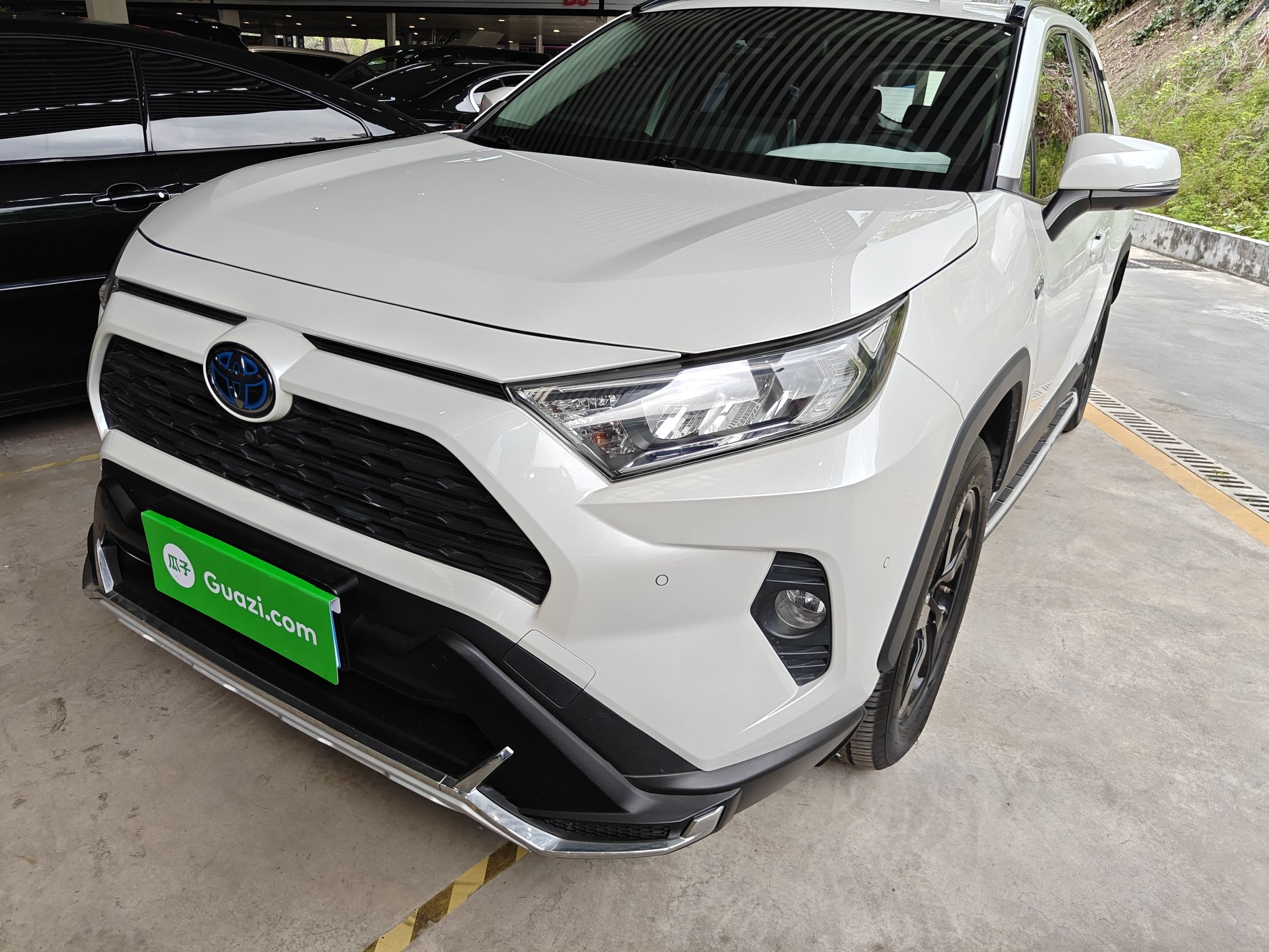 Под передней частью автомобиля