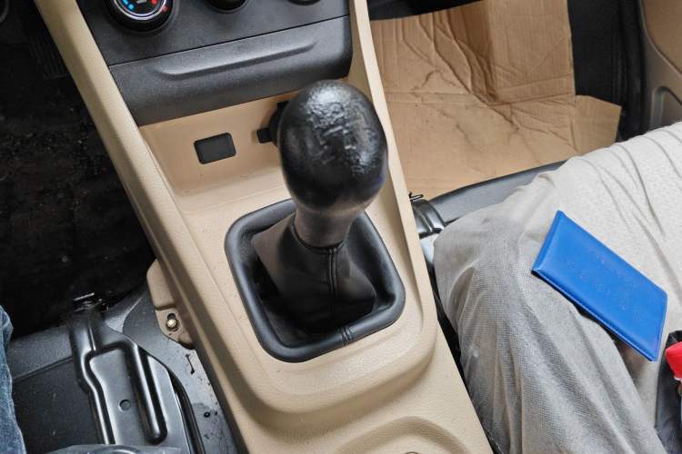 Used CHANGAN KUAYUE Xing V3 2023 1.3L Gasoline Standard Model 5-Seater Passenger Vehicle Gear Lever