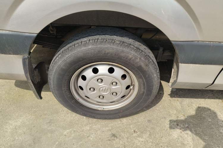 Used Foton Toano 2023 2.0T Automatic Jixiang Multi-Function Long-Wheelbase Mid-Height Rear Single Tire – Available in 6/7/9-Seater Configurations Right Rear Wheel Hub