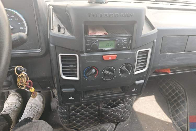 Used Iveco Daily 2022 2.5T A37 M1 Passenger Van 5-9 Seats Long Wheelbase Mid-Roof Design Dual Tires Side Sliding Doors
