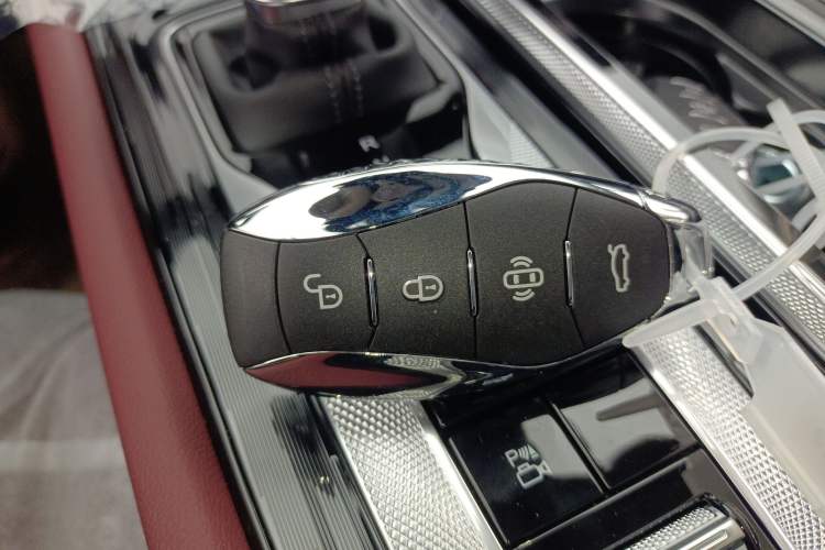 Used Hongqi H5 2025 2.0T Automatic Flag Edition – 500 000 Units Commemorative Version