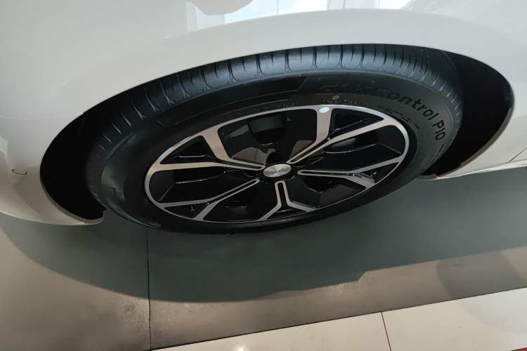 Used Hima Luxeed S7 2025 705 km Pro Left Front Wheel Hub