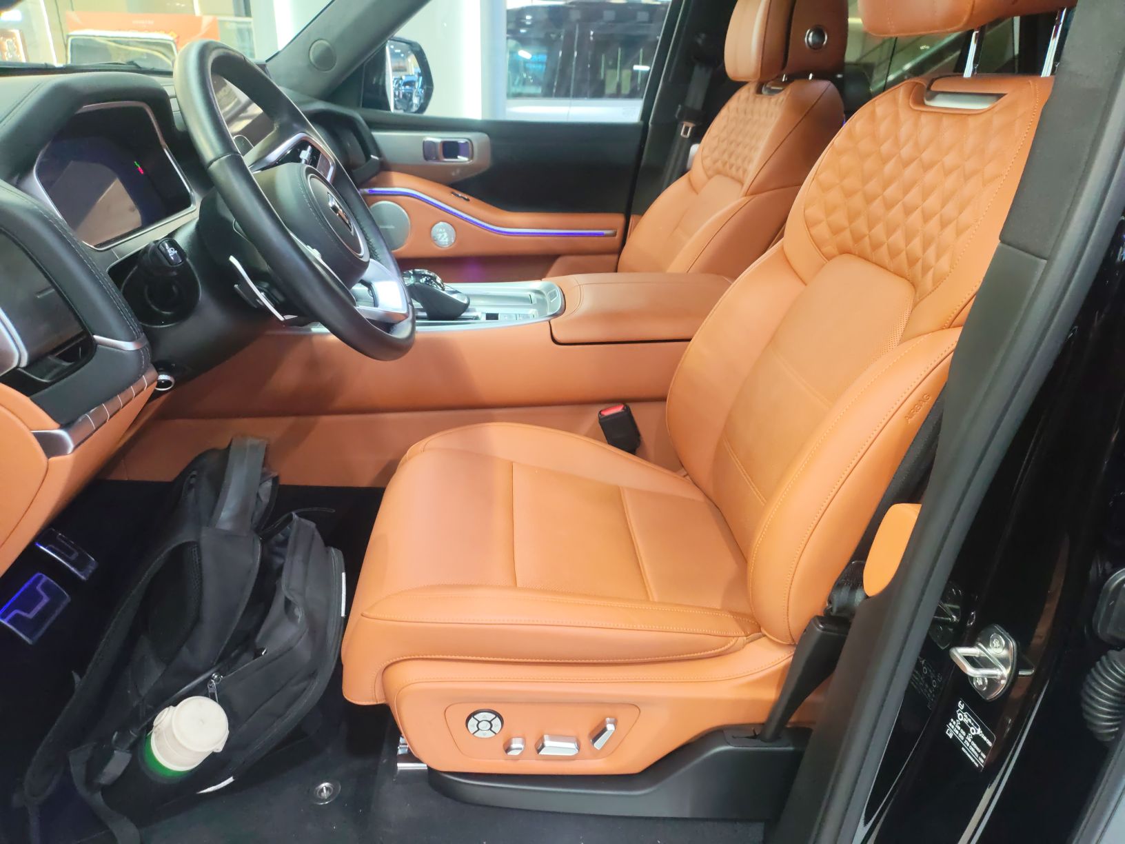 المقاعد الأمامية داخل السيارة