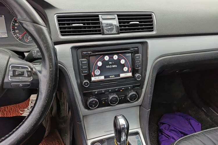 Used Volkswagen Passat 2015 1.8TSI DSG Prestige Edition Audio And AC Panel