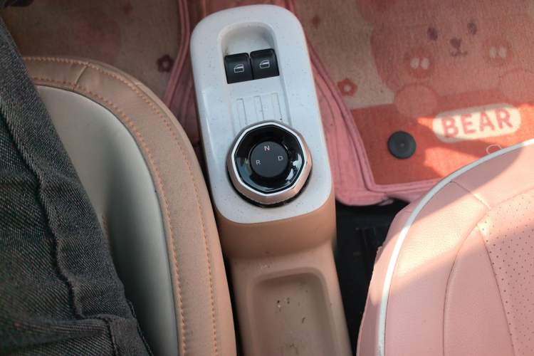 Used Geely Galaxy Panda 2023 Panda Mini 200km Endurance Bear Gear Lever