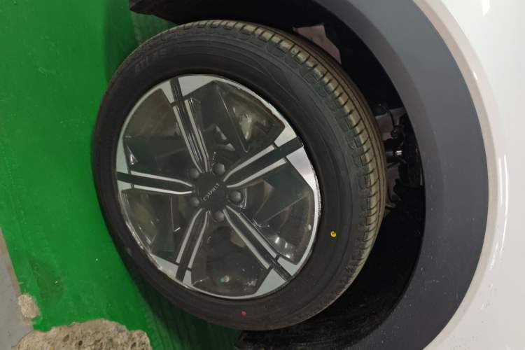 Used Lynk & Co 06 EM-P 2023 EM-P 56 Standard Range Pro Left Front Wheel Hub