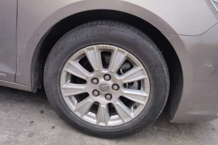 Used Buick LaCrosse 2012 2.4L SIDI Elegant Edition Right Front Wheel Hub