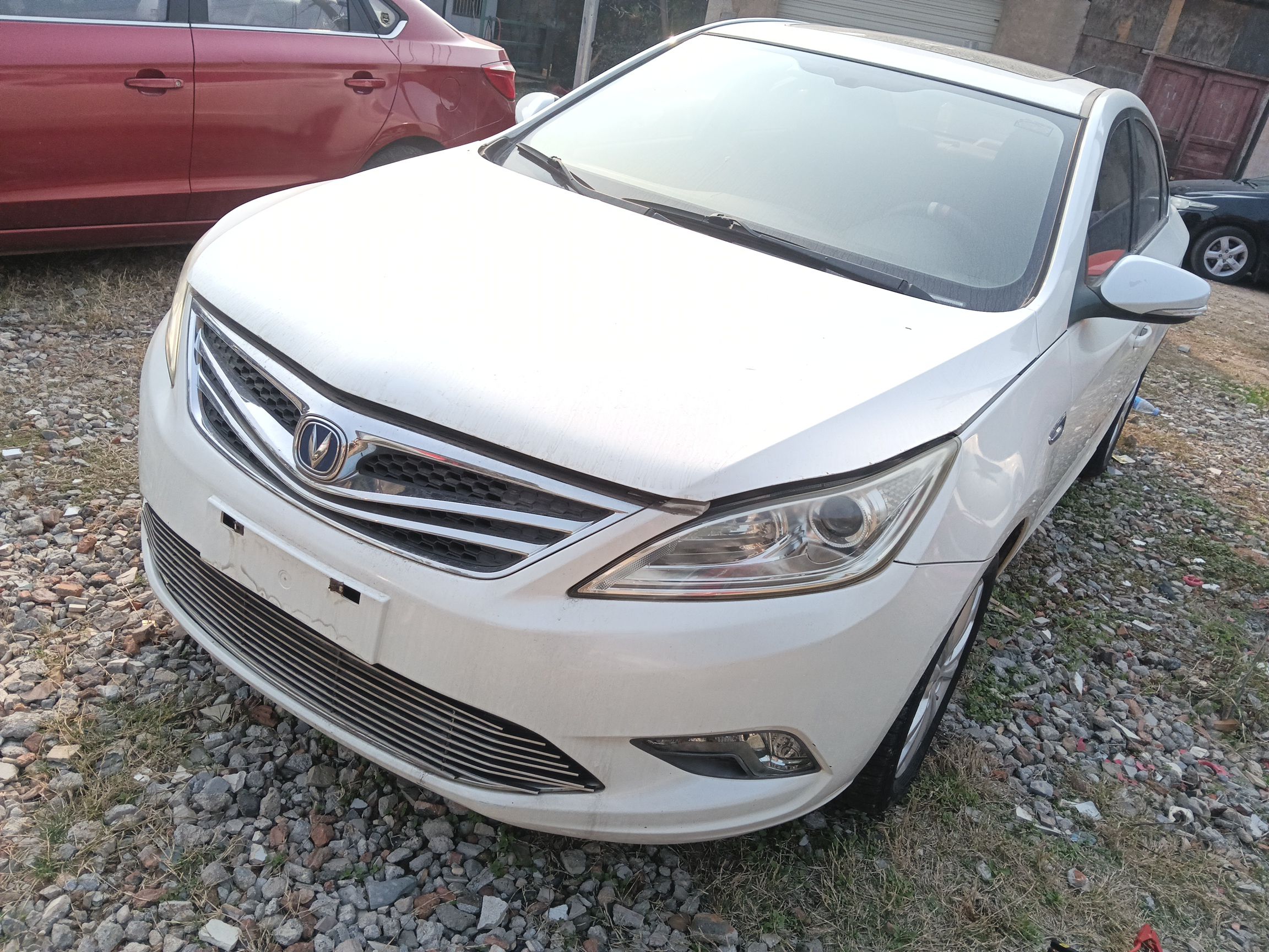 تحت مقدمة السيارة