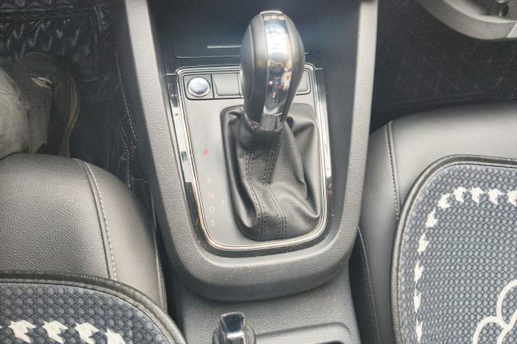 Used Volkswagen Sagitar 2018 280TSI DSG Ignite Edition Gear Lever
