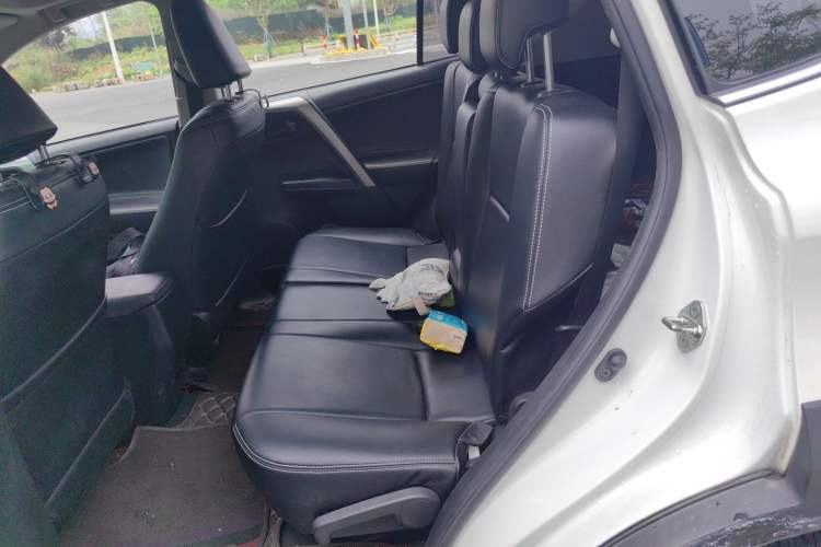 Used Toyota RAV4 2019 2.0L CVT Two-Wheel Drive Fashion X Limited Edition China VI Standard Left Rear Seat