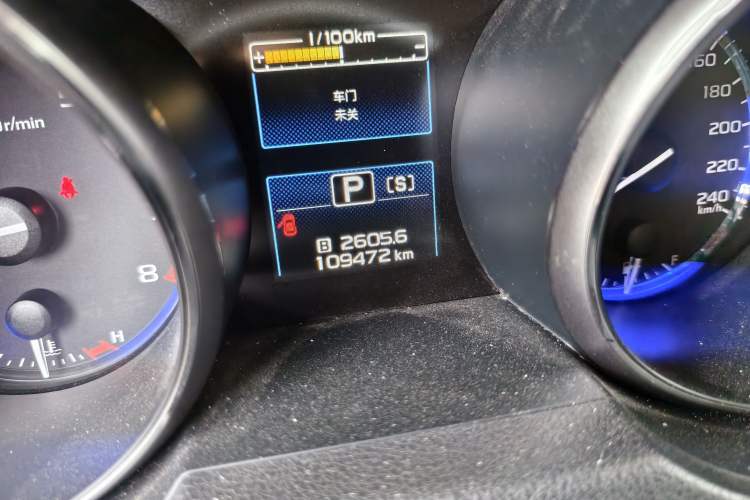 Used Subaru Outback 2015 2.5i Sport Navigation Edition Odometer Close Up