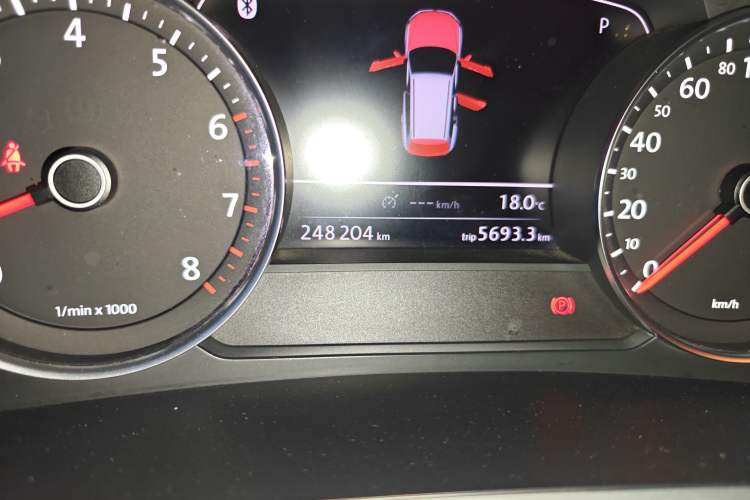 Used Volkswagen Touareg 2011 3.0 TSI High-End Version Odometer Close Up