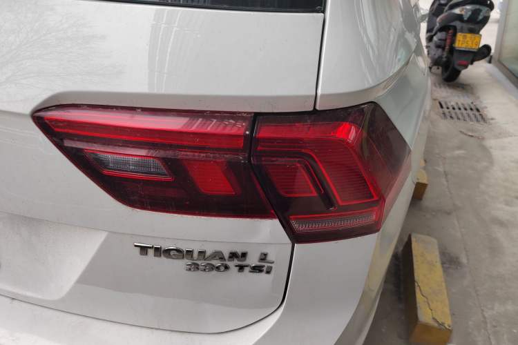 Used Volkswagen Tiguan L 2017 330TSI Automatic Two-Wheel Drive Luxury Edition Exterior 3