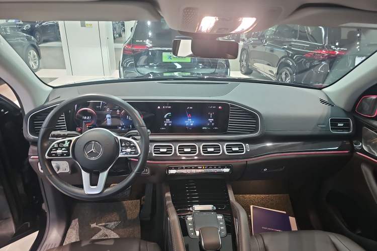 Used Mercedes-Benz GLE 2023 GLE 350 4MATIC Stylish Model Center Console