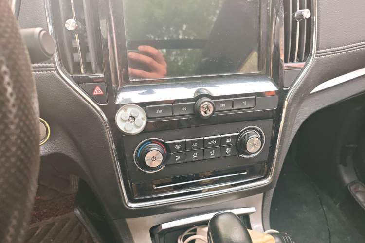 Used Roewe RX5 2016 20T Two-Wheel Drive Automatic Flagship Edition Audio And AC Panel