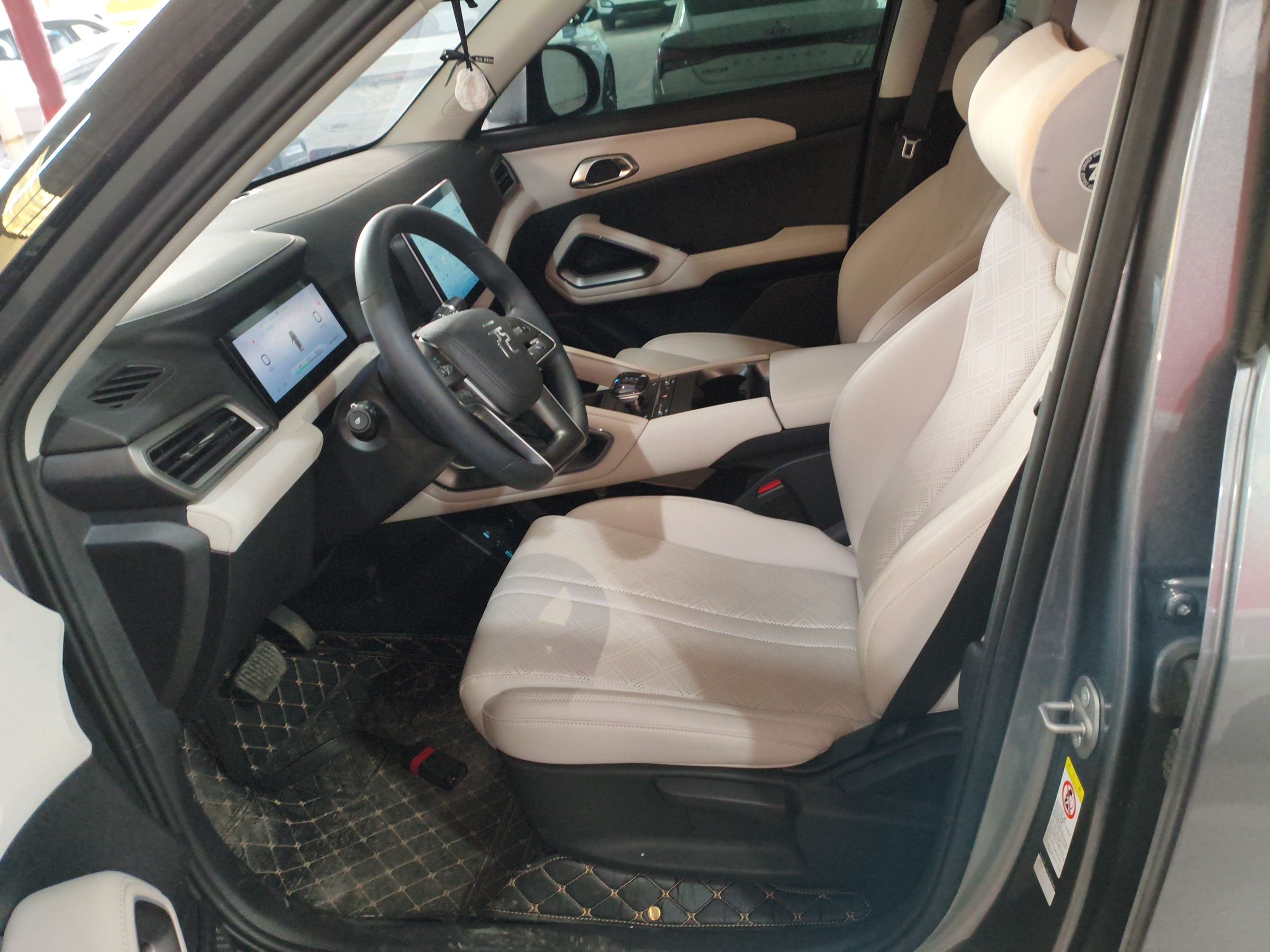 المقاعد الأمامية داخل السيارة