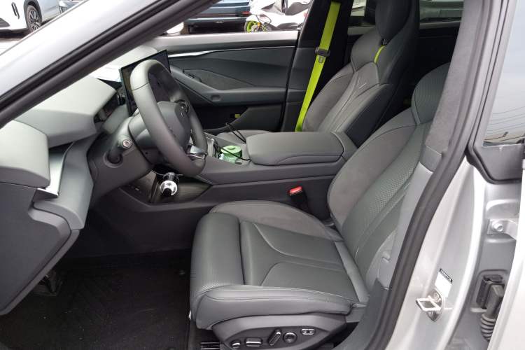 Used XPeng P7 2025 Model—750 All-Wheel-Drive High-Performance Ultra
