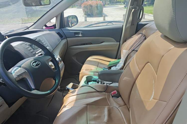 Used BYD M6 2013 2.0L Manual Comfort Edition
