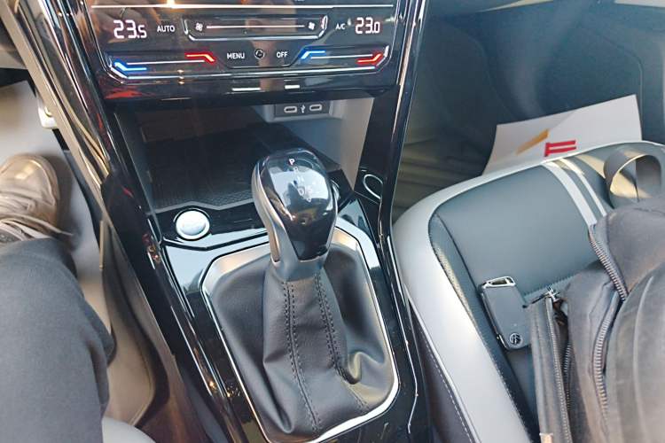 Used Volkswagen T-ROC 2023 300TSI DSG Two-Wheel-Drive Chen Guang Edition Gear Lever