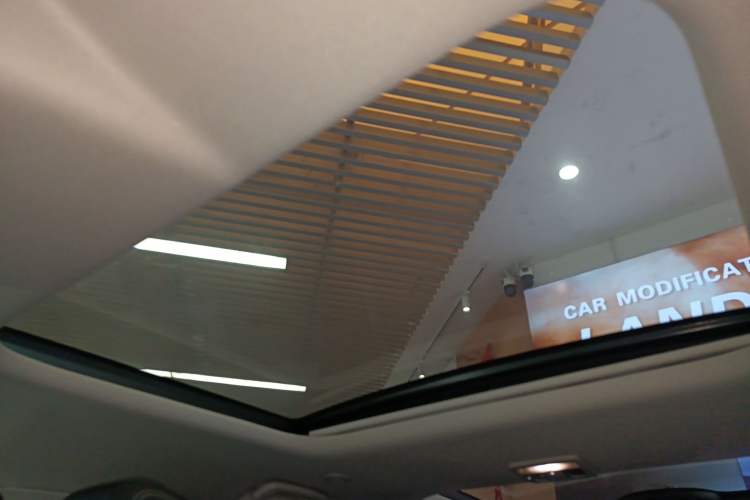 Used Land Rover Discovery 2023 Revised Version 360 PS R-Dynamic S Headliner