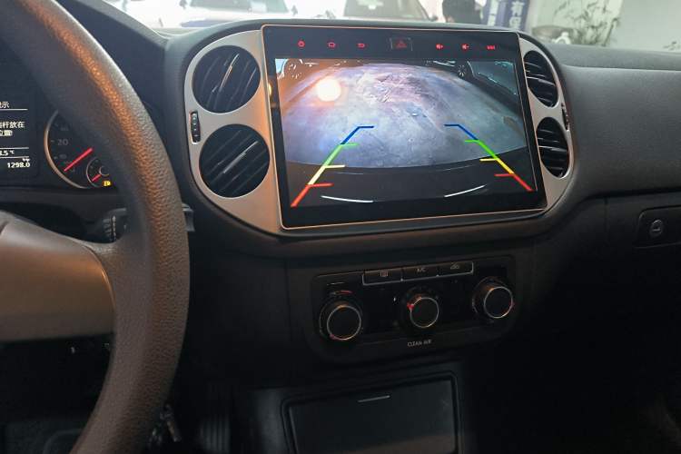 Used Volkswagen Tiguan 2016 300TSI Automatic Two-Wheel Drive Trend Edition Audio And AC Panel