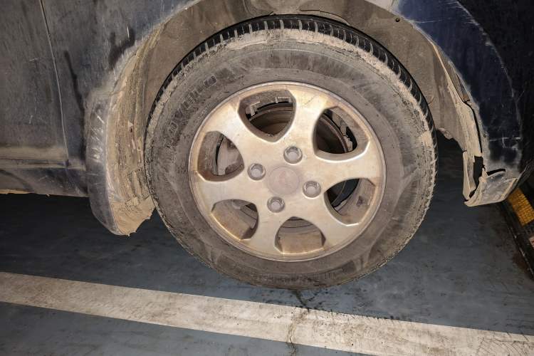 Used Wuling Hongguang 2010 1.4L Standard Version Right Front Wheel Hub