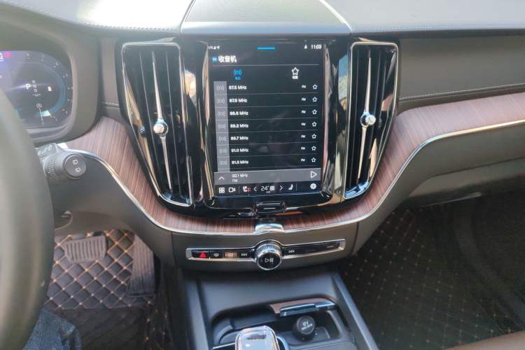 Used Volvo XC60 2025 B5 Four-Wheel Drive Smart & Advanced Luxury Edition Audio And AC Panel