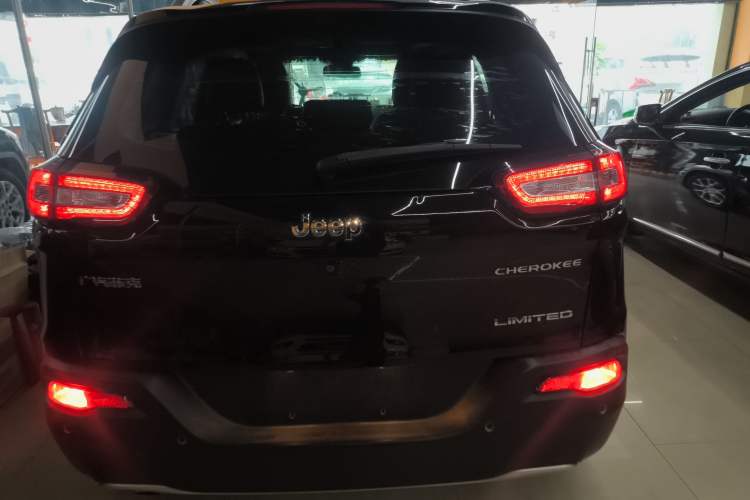 Used Jeep Cherokee 2017 2.0L Superior Edition