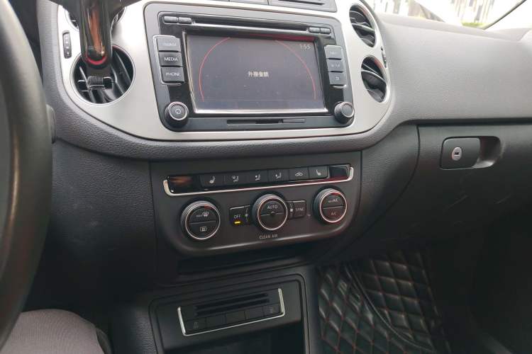 Used Volkswagen Tiguan 2016 330TSI Automatic All-Wheel Drive Luxury Edition Audio And AC Panel