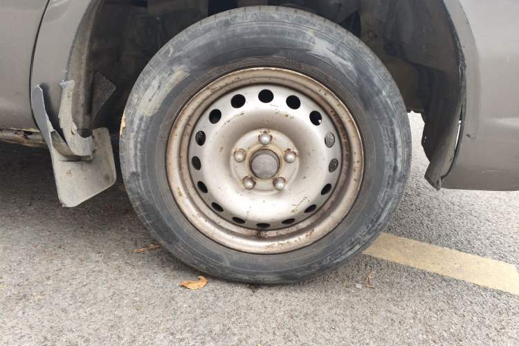 Used FORTHING Lingzhi 2015 V3 1.5L 5-Seater Special Offer Model Right Front Wheel Hub