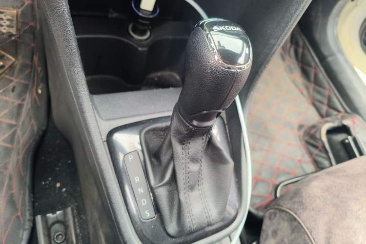 Used Skoda Rapid Spaceback 2016 Revised Version 1.6L Automatic Front-Drive Edition Gear Lever