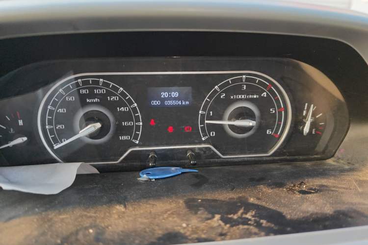 Used SAIC MAXUS Xintu V80 2021 2.0T Manual Classic City Delivery King Short Wheelbase Mid-Roof Design 3 Seats