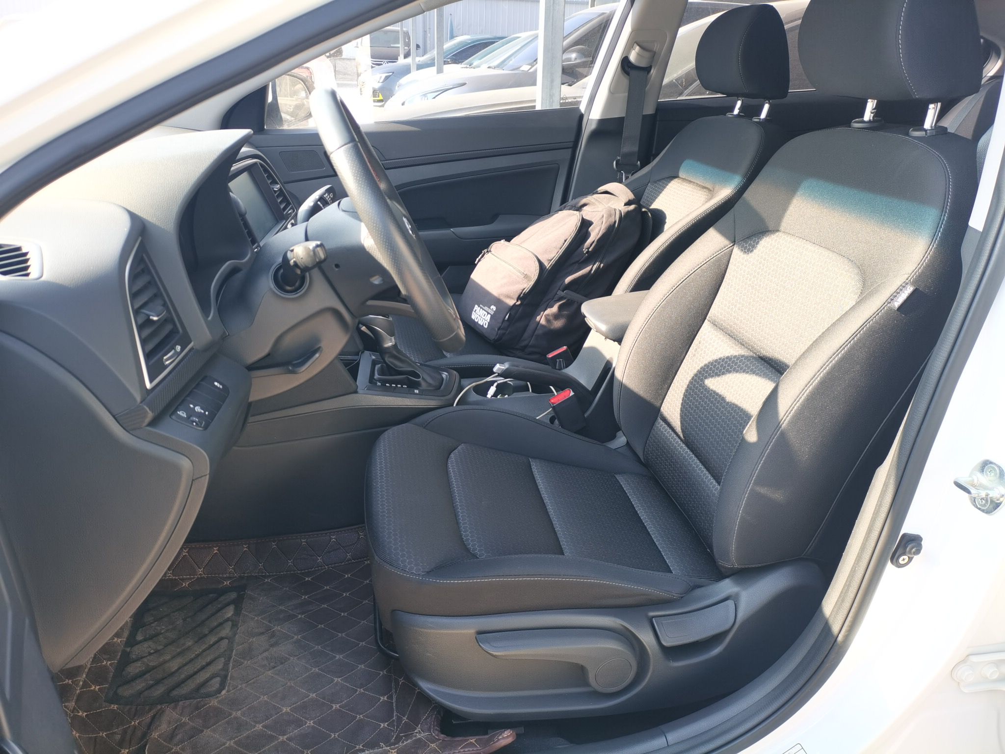 المقاعد الأمامية داخل السيارة