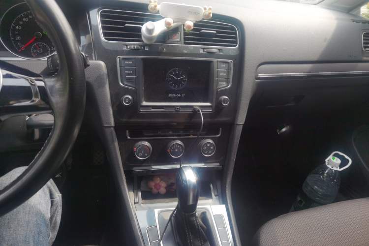 Used Volkswagen Golf 2017 1.6L Automatic Comfort Million-Vehicle Anniversary Edition Audio And AC Panel