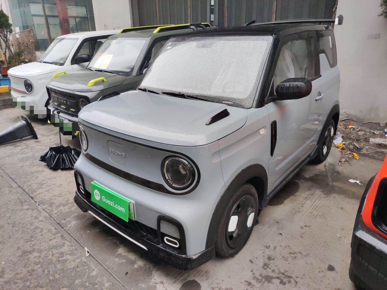 تحت مقدمة السيارة