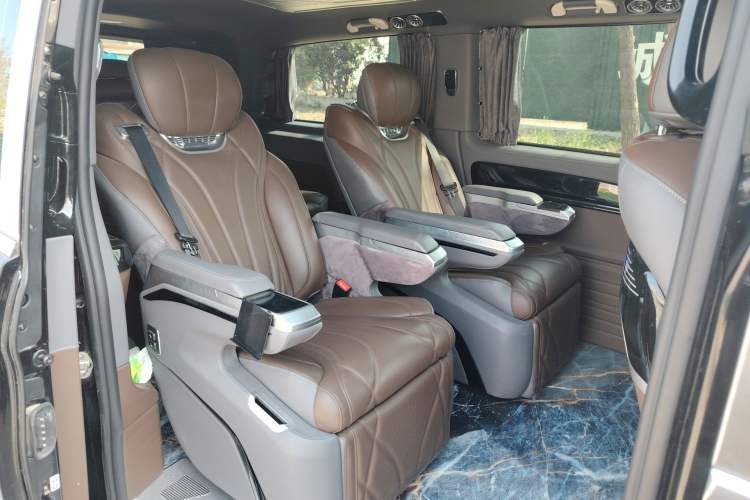 Used Mercedes-Benz Vito 2023 2.0T Elite Version 7 Seats Left Rear Seat