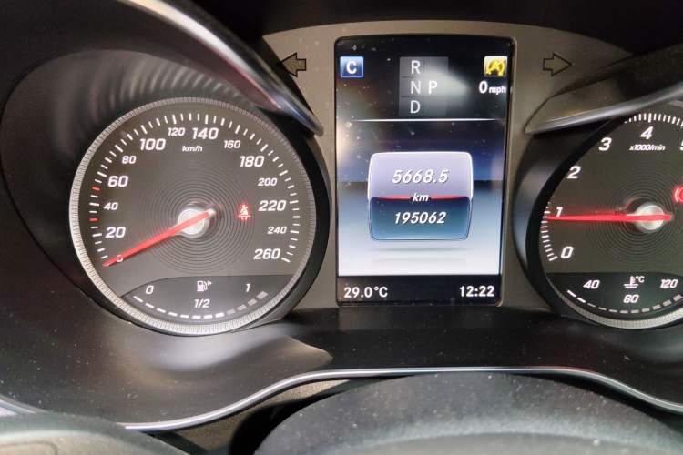 Used Mercedes-Benz GLC 2017 GLC 300 4MATIC Sport Edition Odometer Close Up