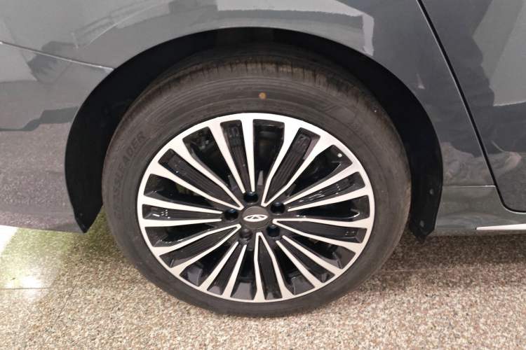 Used Chery Fengyun A8L 2025 1.5 TGDI 145 km Luxury Version Right Rear Wheel Hub