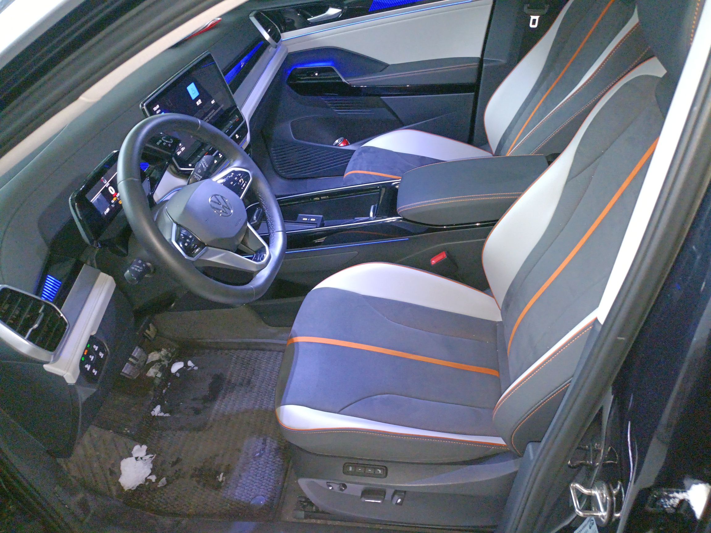 المقاعد الأمامية داخل السيارة