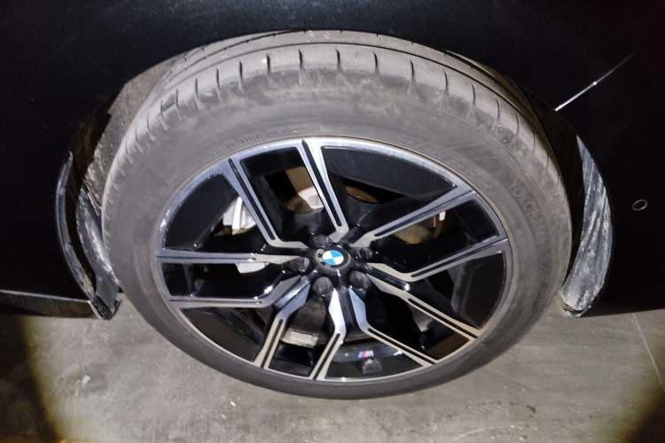 Used BMW 7 Series 2023 735Li M Sport Package Right Front Wheel Hub